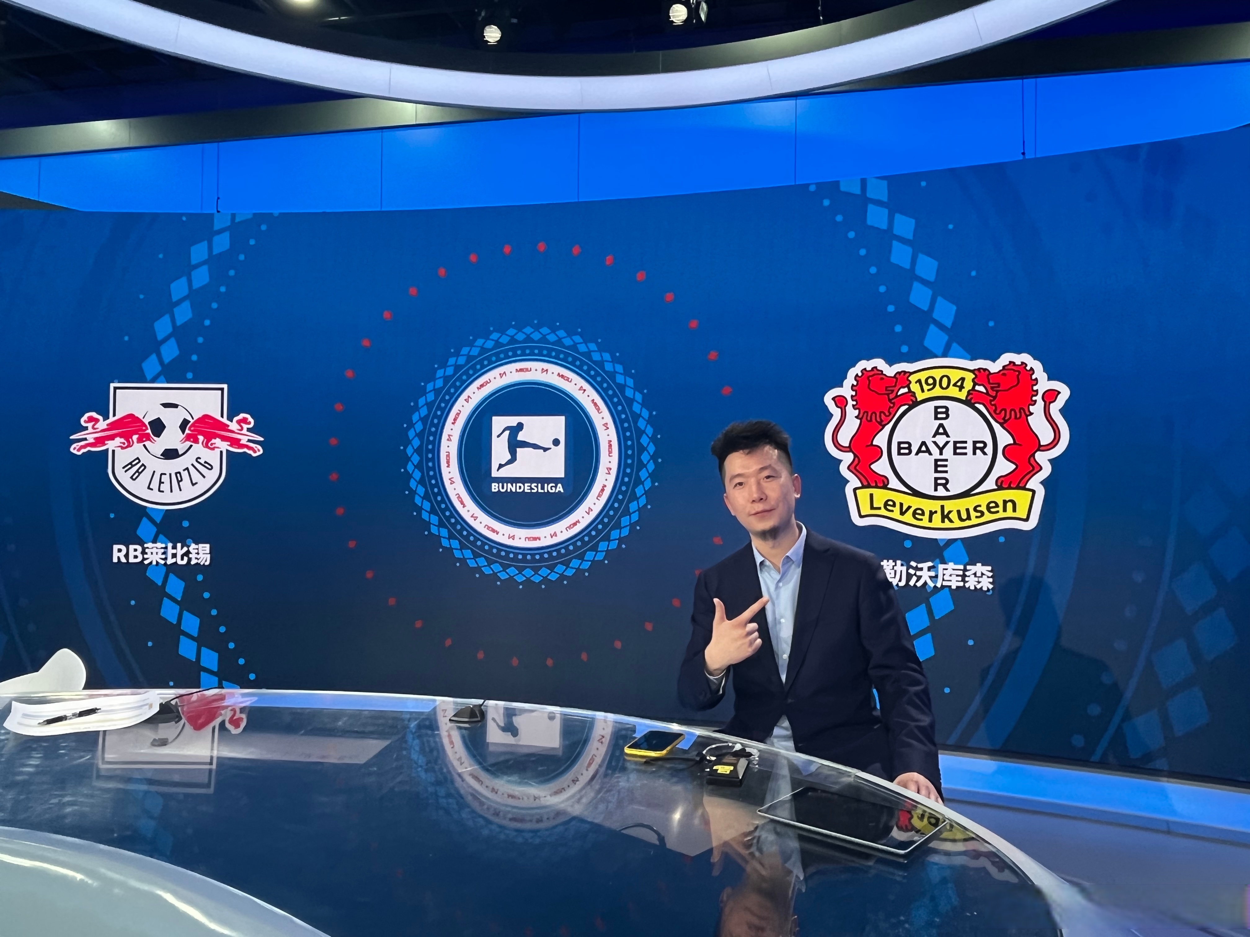 勒沃库森发布备战花絮，今夜刷新队史纪录，荷甲任务艰巨，心理建设被强调(勒沃库森不败遭终结)