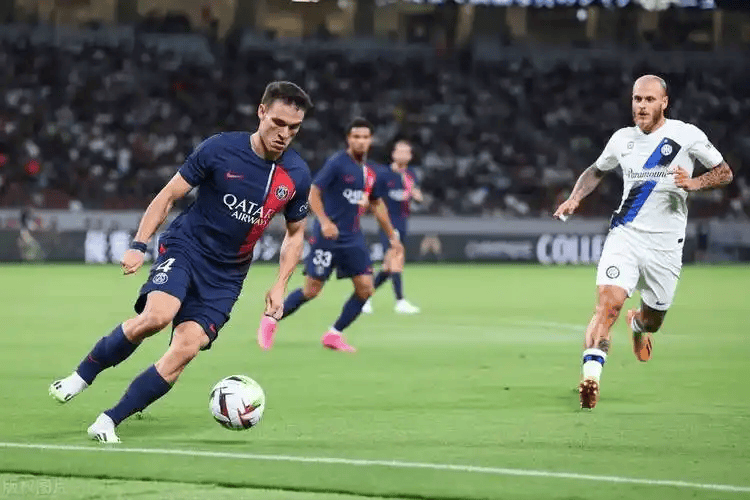 爱游戏娱乐 -关于里昂训练开放日，今夜外线爆发引欢呼，法国杯在即，训练强度明显提升的信息